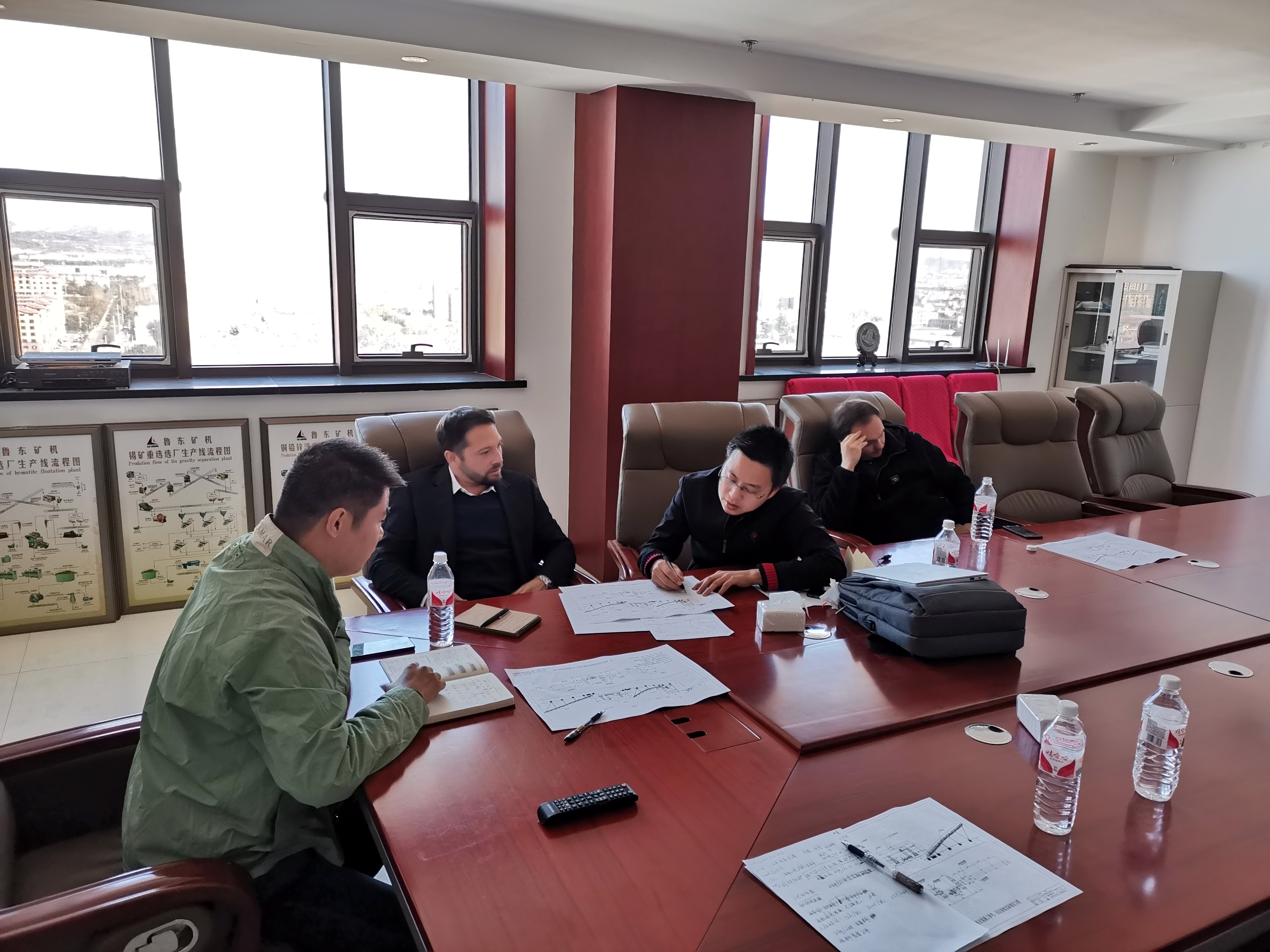 智利客戶(hù)來(lái)魯東礦機(jī)考察造粒機(jī)
